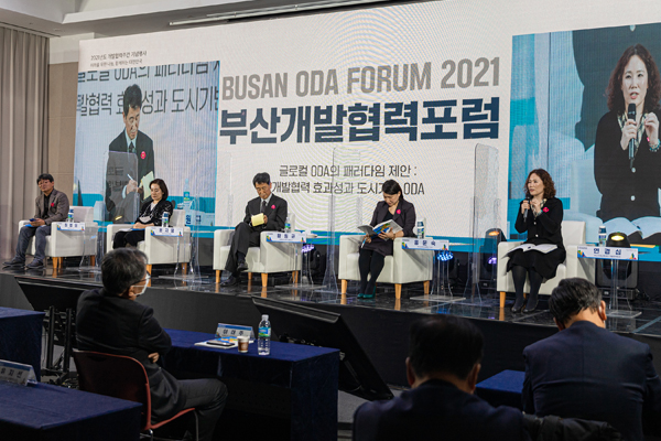 패널토론 관련사진입니다.